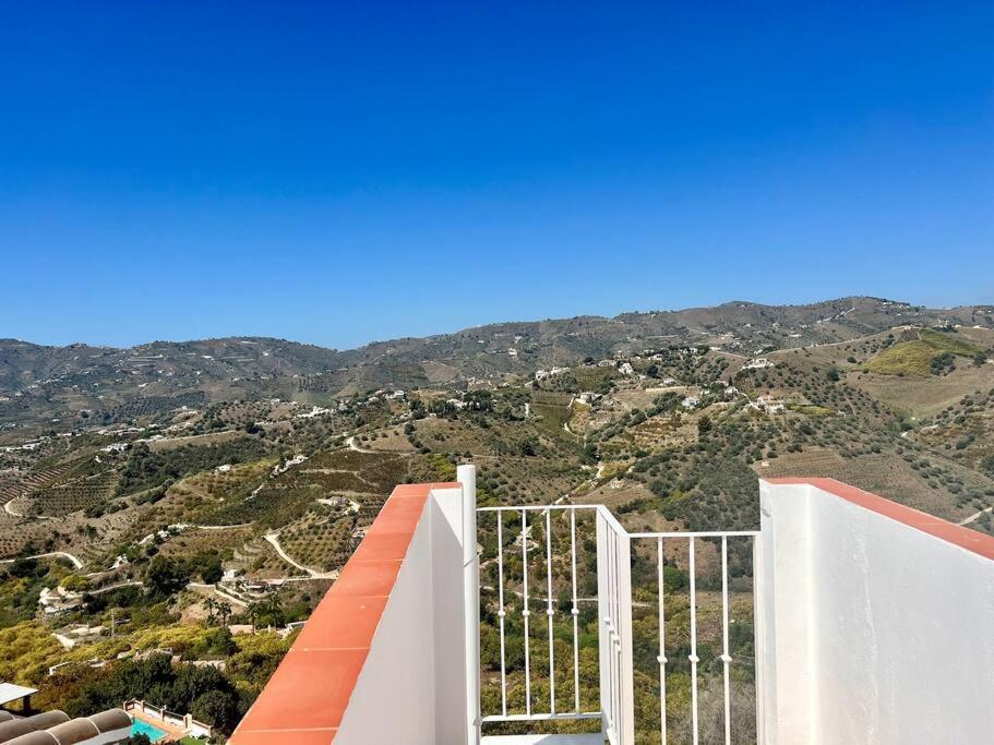 Atico Con Increibles Vistas A Las Montanas Y Mar Frigiliana Extérieur photo